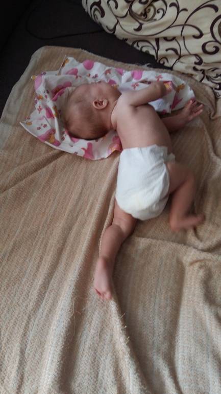 Почему новорожденный ребенок выгибается дугой и запрокидывает голову лежа на спине