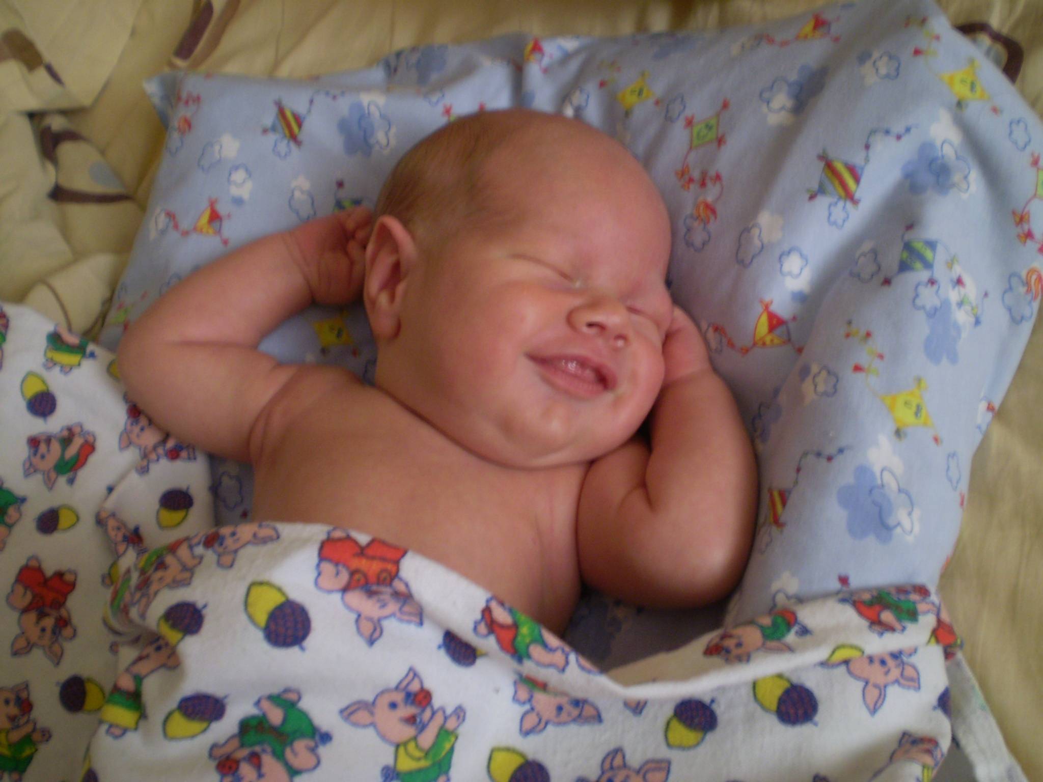 Почему грудной малыш. Новорожденный улыбается. Ребёнок улыбается во сне новорожденный. Новорождённых ребёнок улыбается во сне. Дети улыбаются во сне Новорожденные.