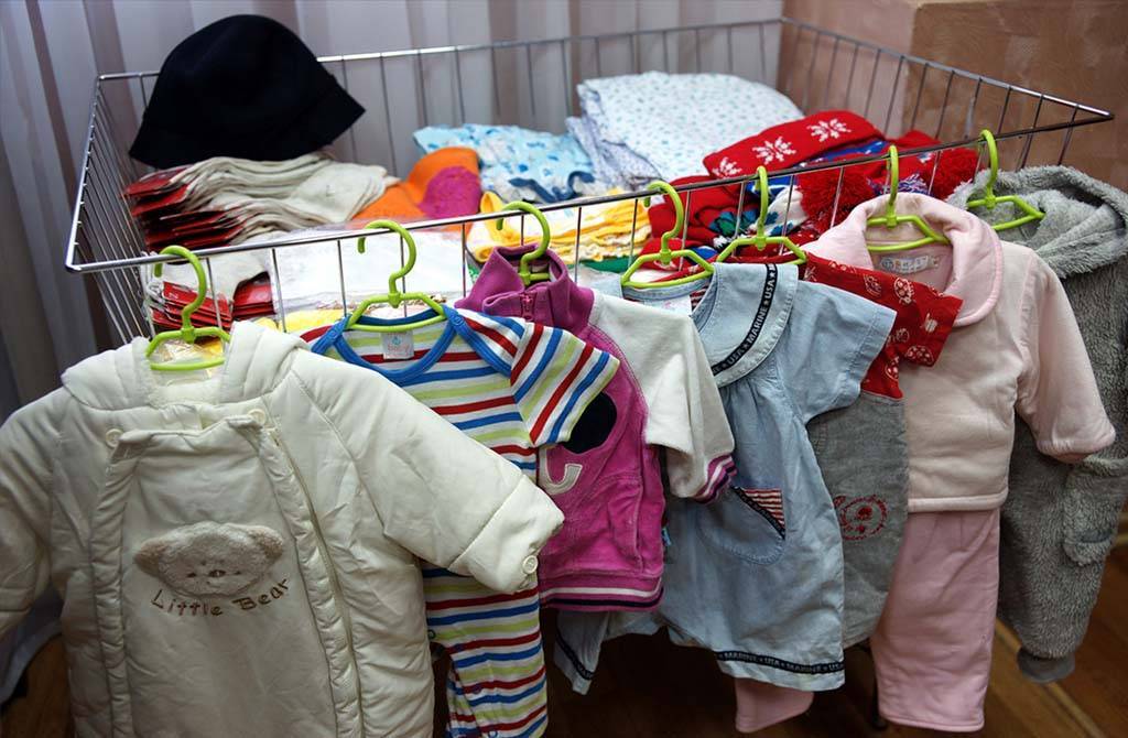 Можно ли отдавать вещи другим людям, выбрасывать одежду