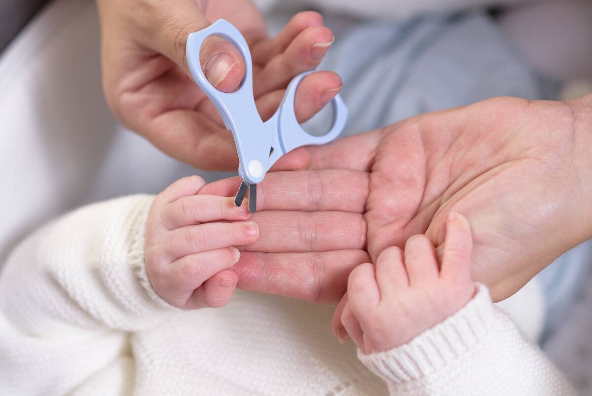 Как подстричь новорожденного. Стрижка ногтей новорожденному. Стричь ногти ребенку. Стричь ногти новорожденному. Подстригание ногтей у новорожденных.