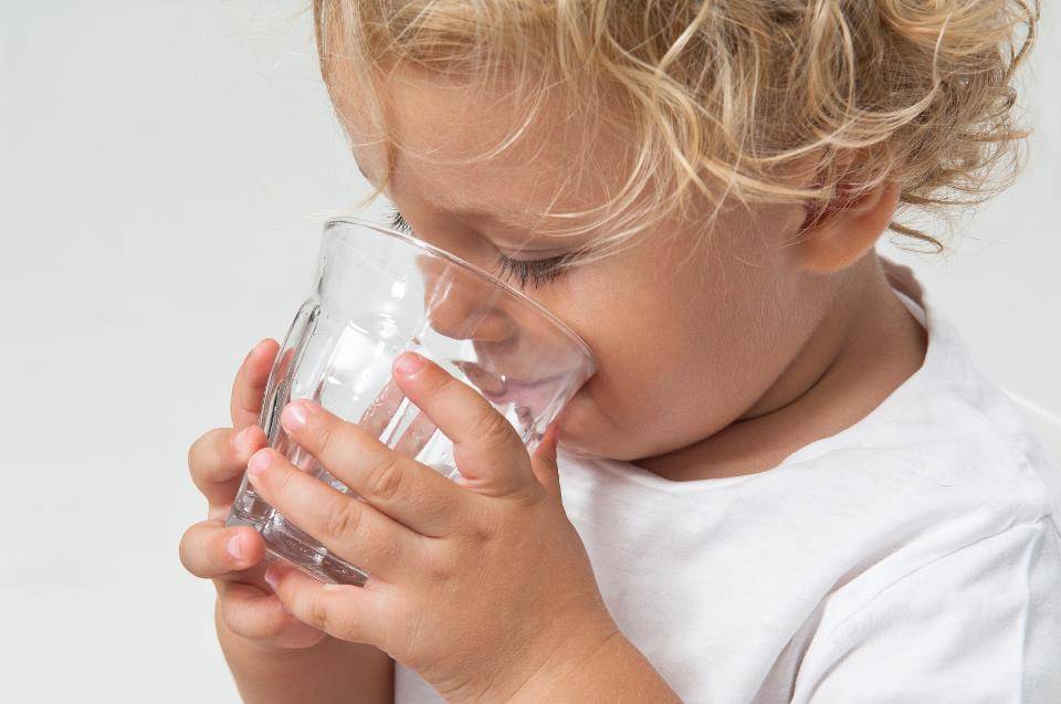 Как ребенку пить капсулу. Ребенок пьет воду. Ребенок пьет таблетки. Семья пьет воду. Ребенок пьет чистую воду.