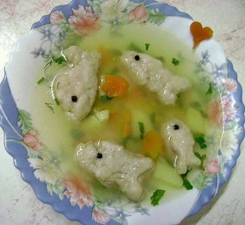Детский рыбный суп. Суп для детей. Блюда для годовалого ребенка. Украшение супа для детей. Блюда для детей от года.