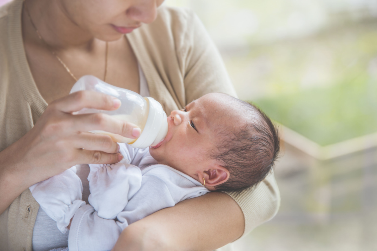 Новорожденным дают воду пить. Искусственное вскармливание. Искусственное вскармливание новорожденного. Кормление из бутылочки. Кормление из бутылочки новорожденного.