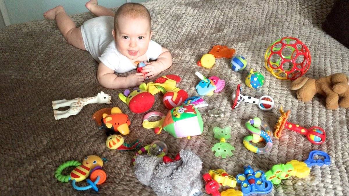 Какие игрушки нужны ребенку в 1 месяц?