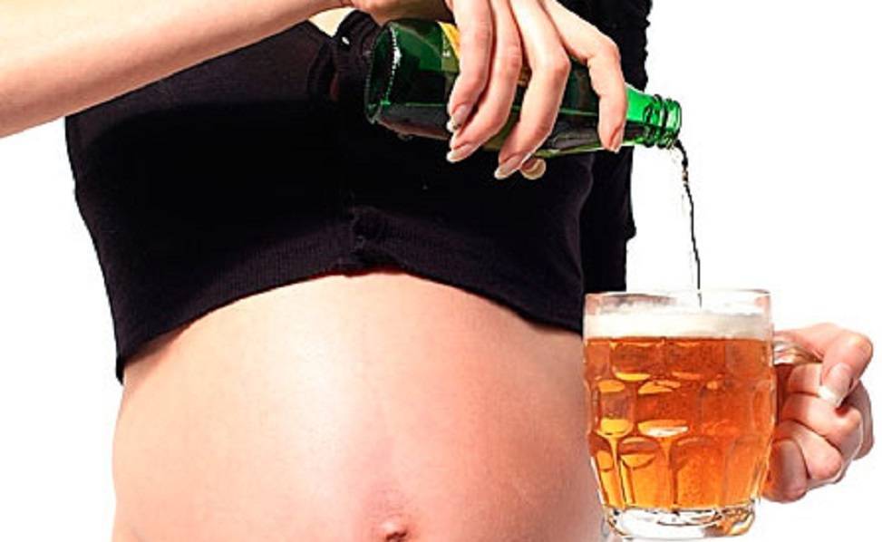 Пьющие беременные ея. Беременные с пивом. Алкоголь и беременность. Безалкогольное пиво для беременных.