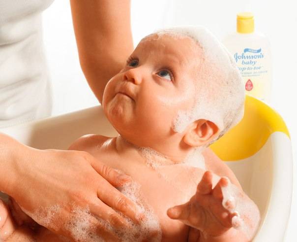 Детское мыло для новорожденных: с каким средством можно купать младенца, когда грудничку принимать водные процедуры и как проходит процесс для малыша?