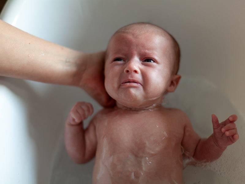 Плачет при купании. Купание малыша ребенок плачет. Ребенок плачет при купании. Новорожденный плачет после купания. Малыш плачет боится купаться.