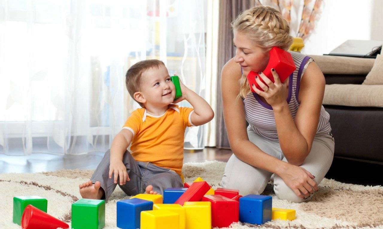 Взрослый играет в детские игрушки. Игры для детей. Родители играют с детьми. Ребенок подражает взрослому. Дети раннего возраста.