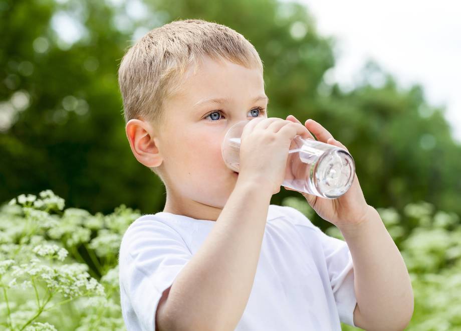 Вода которую мальчик несет. Мальчик пьет. Мальчик пьет воду. Дети воды. Ребенок пьет.