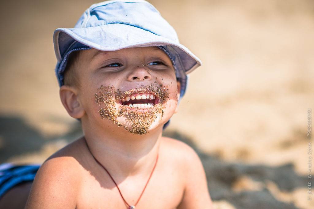 Почему ребенок ест песок | уроки для мам
