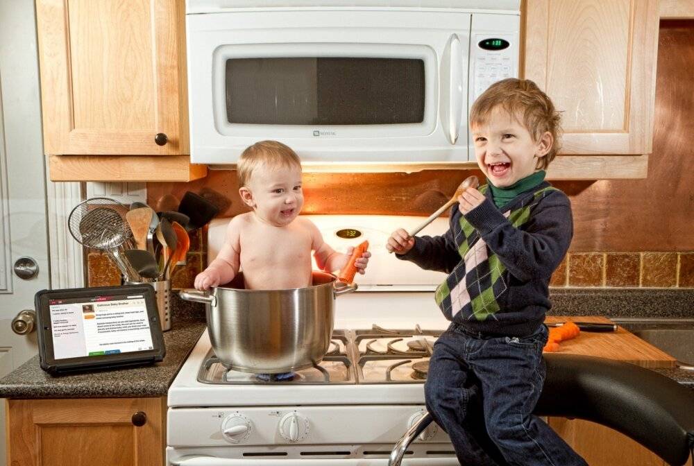 Кухня для детей. Смешные дети. Мальчик на кухне. Приколы с детьми.