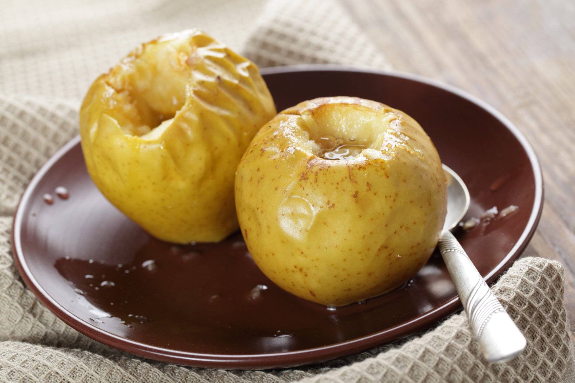 Рецепт начинки из свежих яблок. Печеные яблоки. Печёные яблоки в духовке. Варёные и печеные яблоки. Яблоки с творогом в духовке.