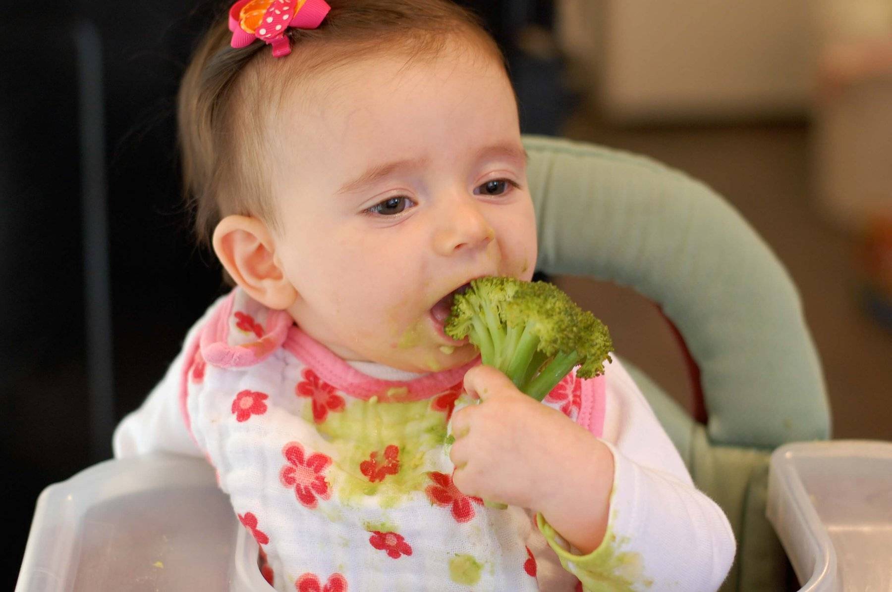 Первый прикорм малыша. Малыш ест пюре. Ребенок кушает. Овощи для грудничка.