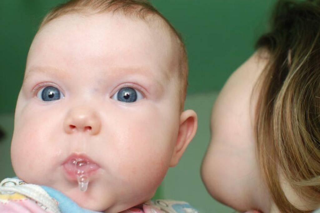 Слюни у 2-месячного ребенка: почему у новорожденного и грудничка повышенное слюноотделение?