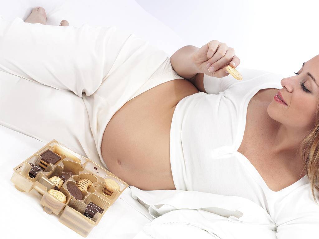 Шоколад при беременности: можно ли есть продукт на ранних и поздних сроках, когда кушать нельзя, почему женщинам в это время хочется лакомства и как его употреблять?