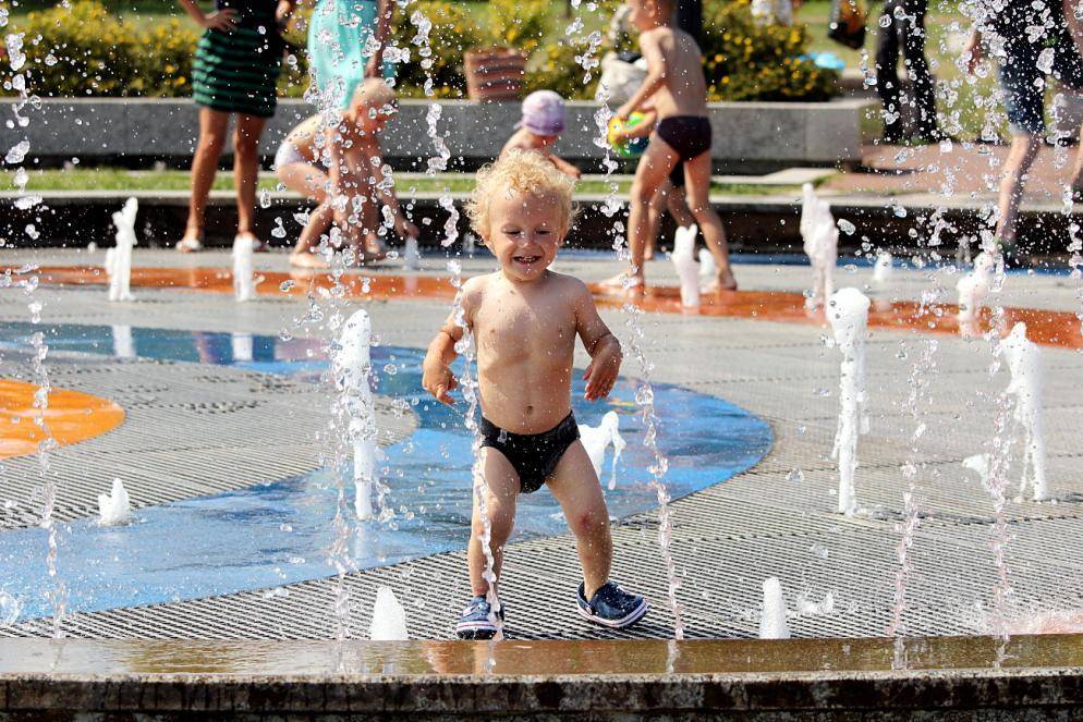 Жара купаться. Дети лето фонтан. Лето жара фонтан дети. Летние купания в фонтане. Дети фонтан жара.