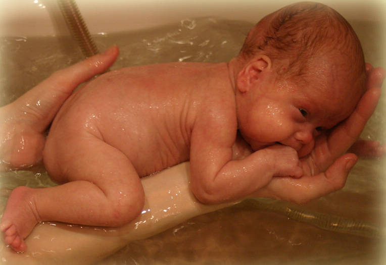 Уход за кожей новорожденного. уход за кожей лица, уход за пупочной ранкой, шелушение, подмывания ребенка и уход за областью промежности, купание и массаж