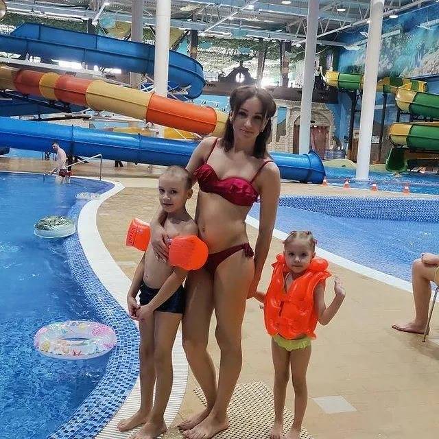 С какого возраста детей можно брать в аквапарк? оптимальный возраст для посещения аквапарка с детьми