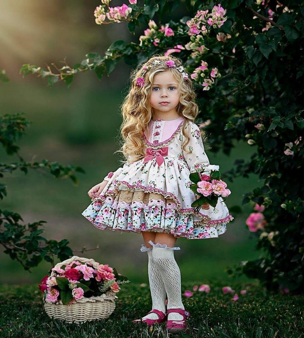 Детская одежда кукла. Платье для девочки. Красивое детское платье. Красивое платье для маленькой девочки. Красивые куклы для девочек.