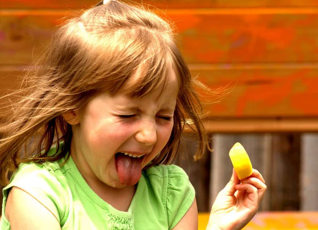 Ребенок плюется едой - что делать? в каких случаях ребенок плюется едой, что делать и как реагировать на подобное поведение? - автор екатерина данилова - журнал женское мнение