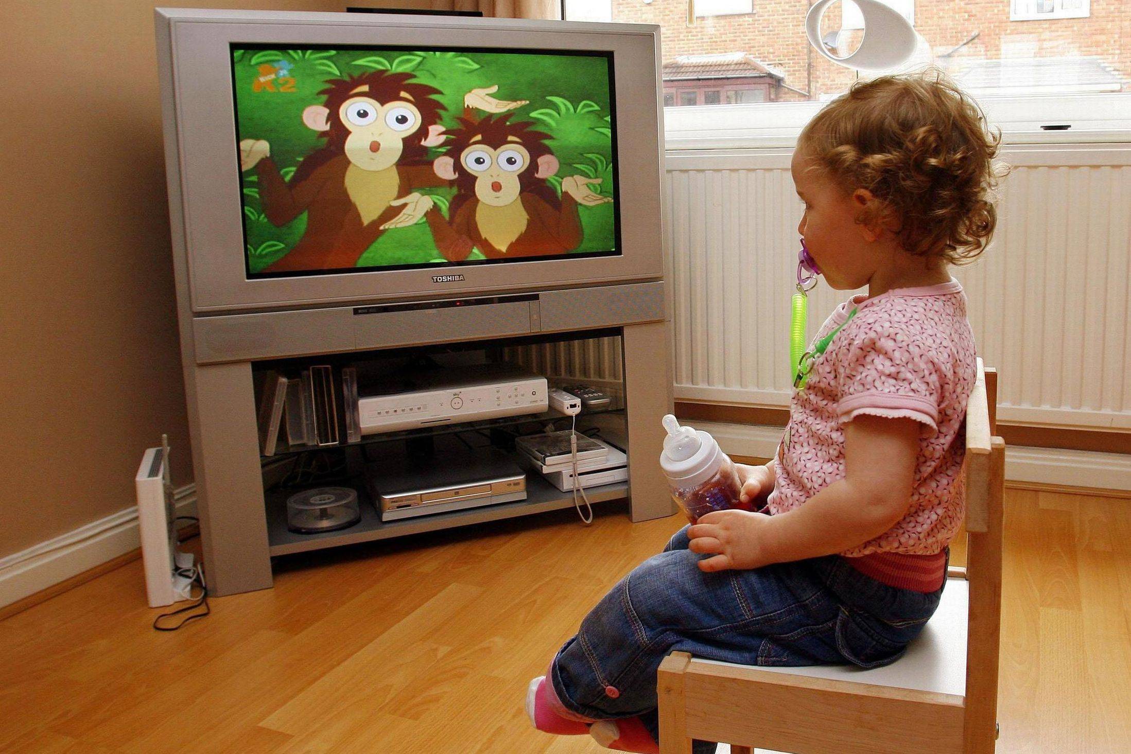 Можно ли детям смотреть телевизор и с какого возраста? | блогомамочка