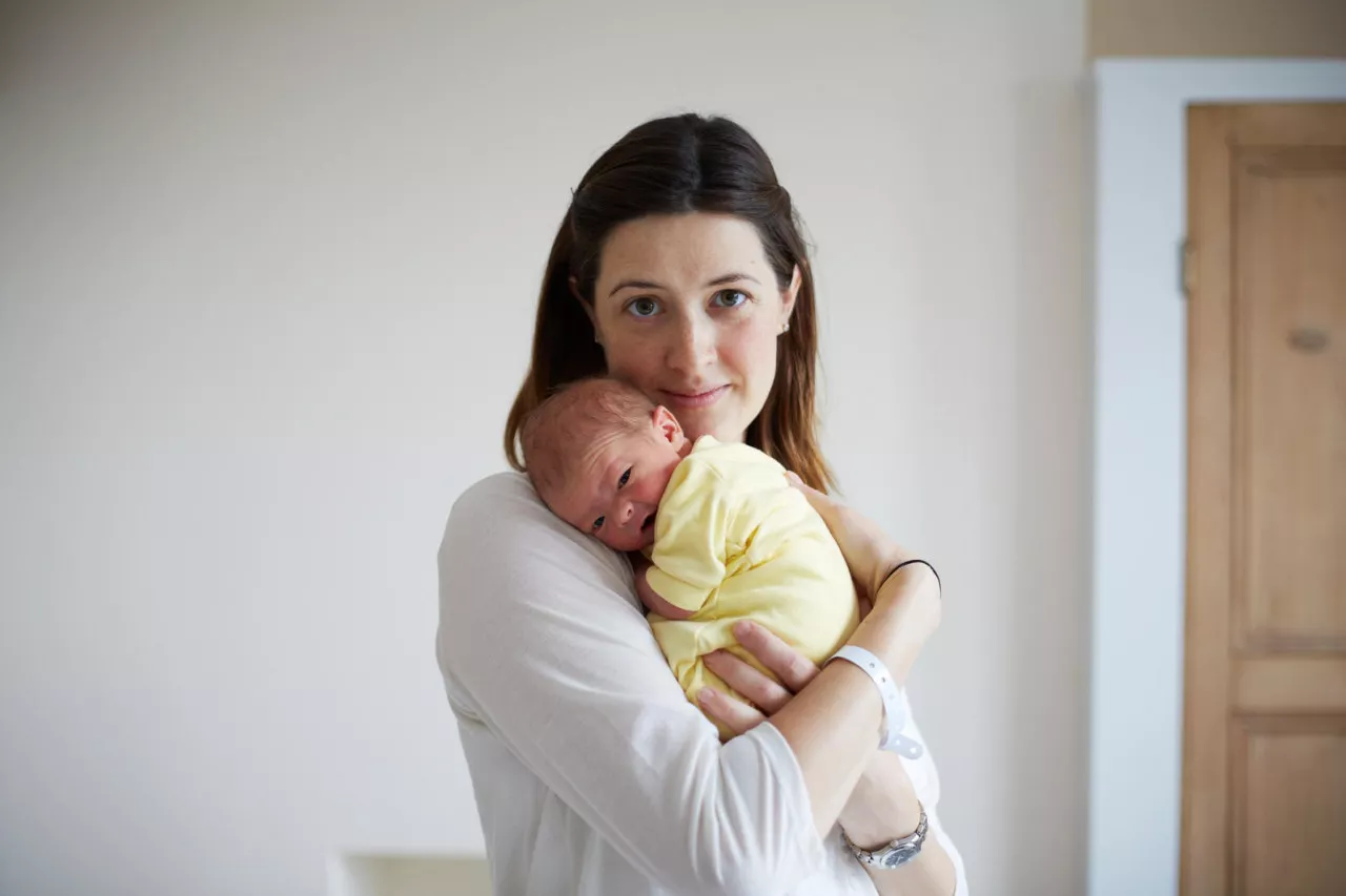Как держать новорожденного столбиком после кормления?