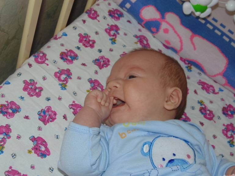 Ребенку 3 месяца, текут слюни и жует кулак: причины обильного слюнотечения у 2–4-месячного грудничка