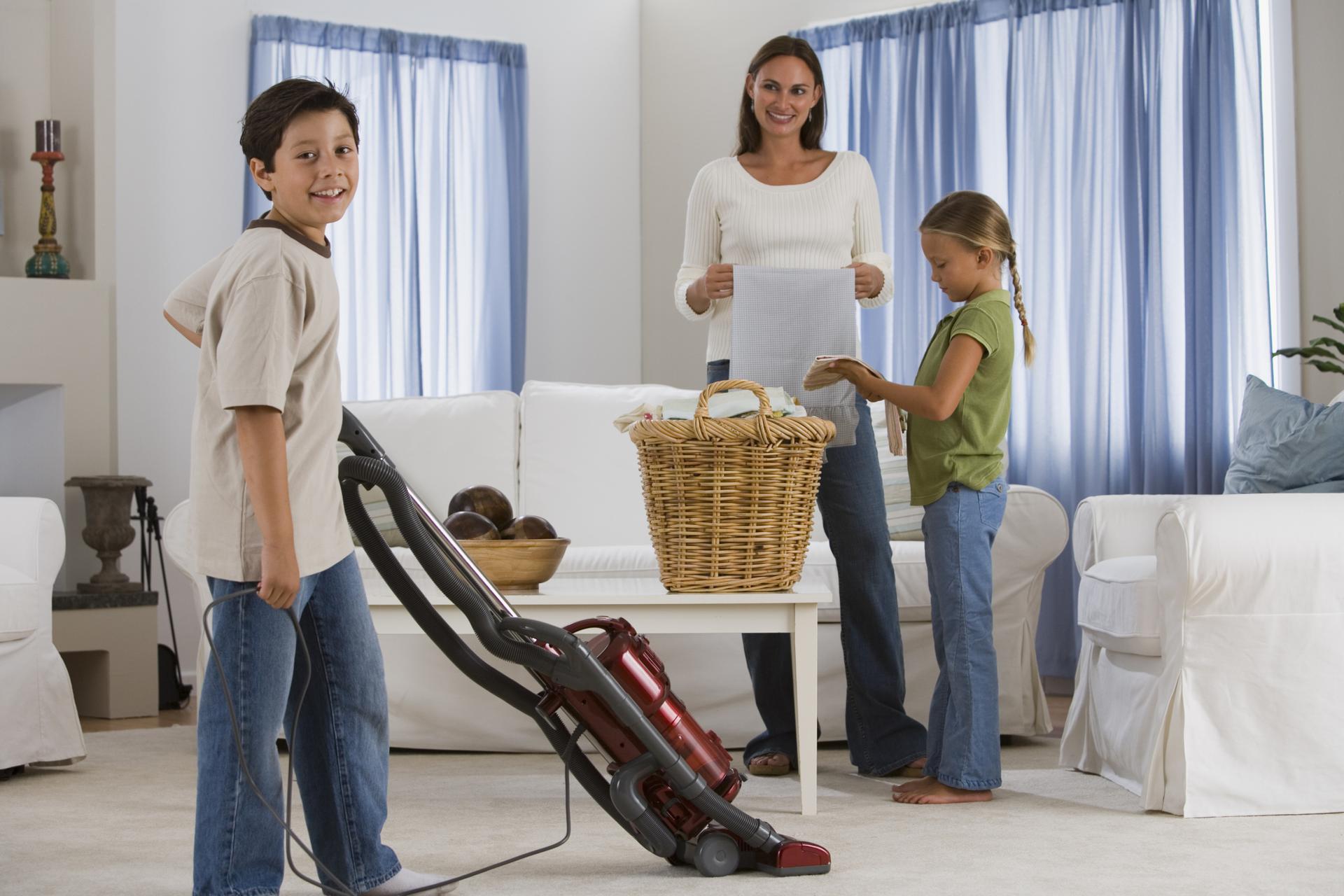 Домашние обязанности: как приучить ребенка помогать по дому