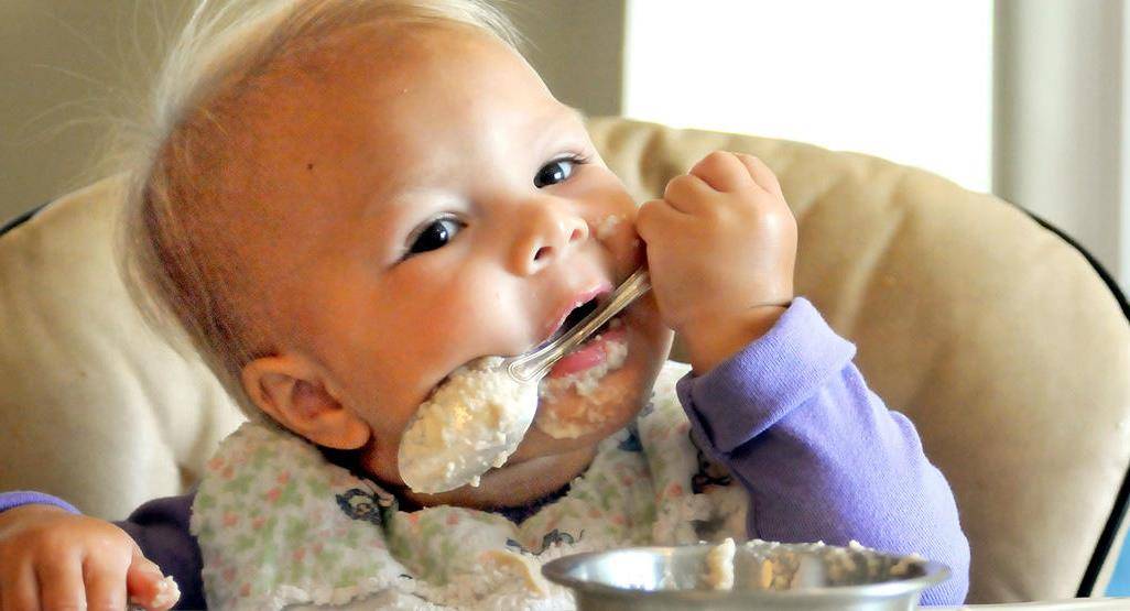 Кушаем кашку. Малыш кушает. Ребенок завтракает кашей. Еда для детей. Ребенок ест кашу.