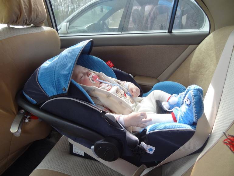 Грудные дети в машине. Автолюлька с ребенком. Автолюлька для новорожденных. Автолюлька для новорожденных в машине. Ребенок в автолюльке.