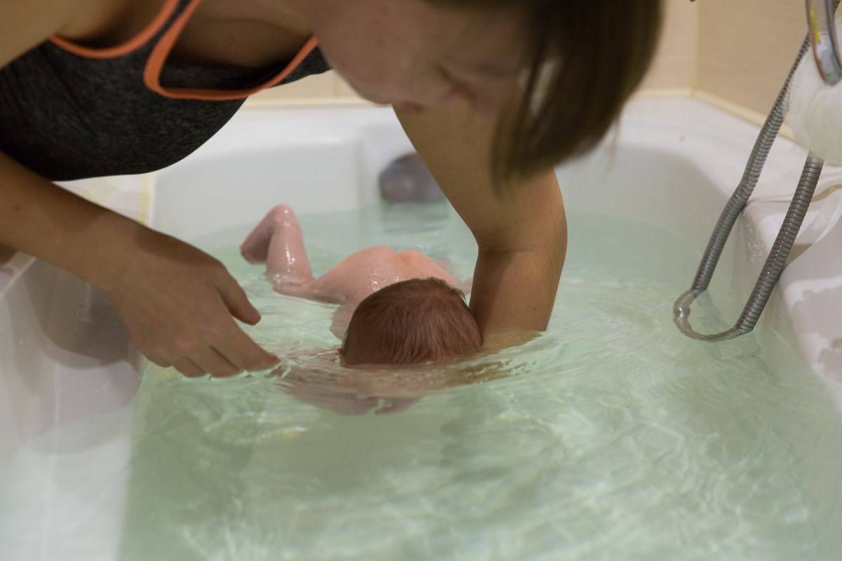 Ребенок захлебнулся водами. Грудничковое плавание в ванной уши. Купание новорожденного под краном. Грудничок захлебнул воды при купании. Мама купается с детьми в ванной.