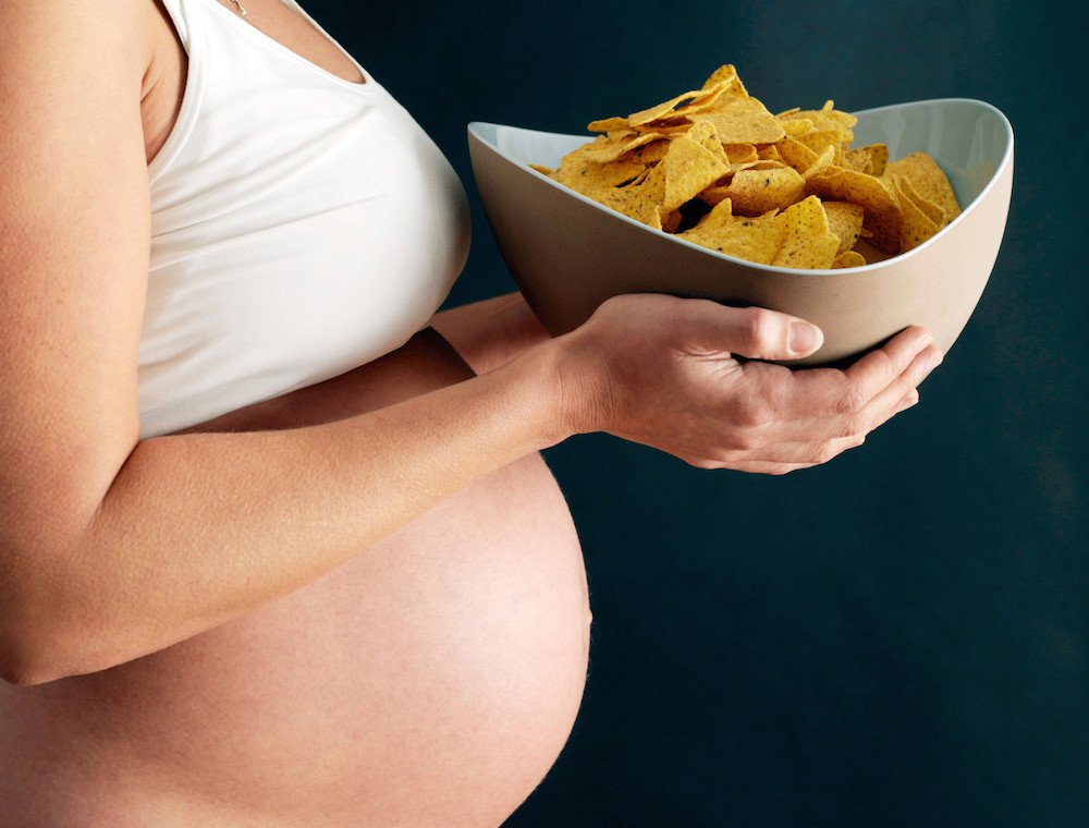 Топ опасных продуктов для беременных: что следует исключить из рациона
