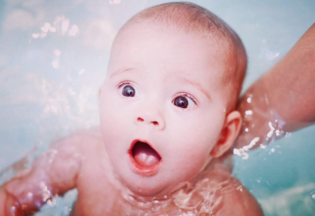 Малыш после купания. Младенец плачет. Младенец в воде. Дитя воды. Страх воды у детей.