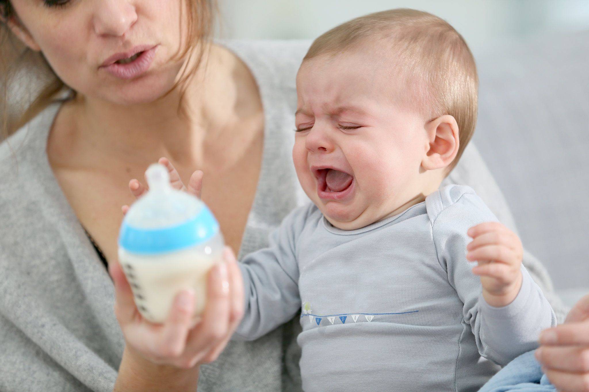 Ребенок не берет грудь психует и плачет, отказывается от грудного молока