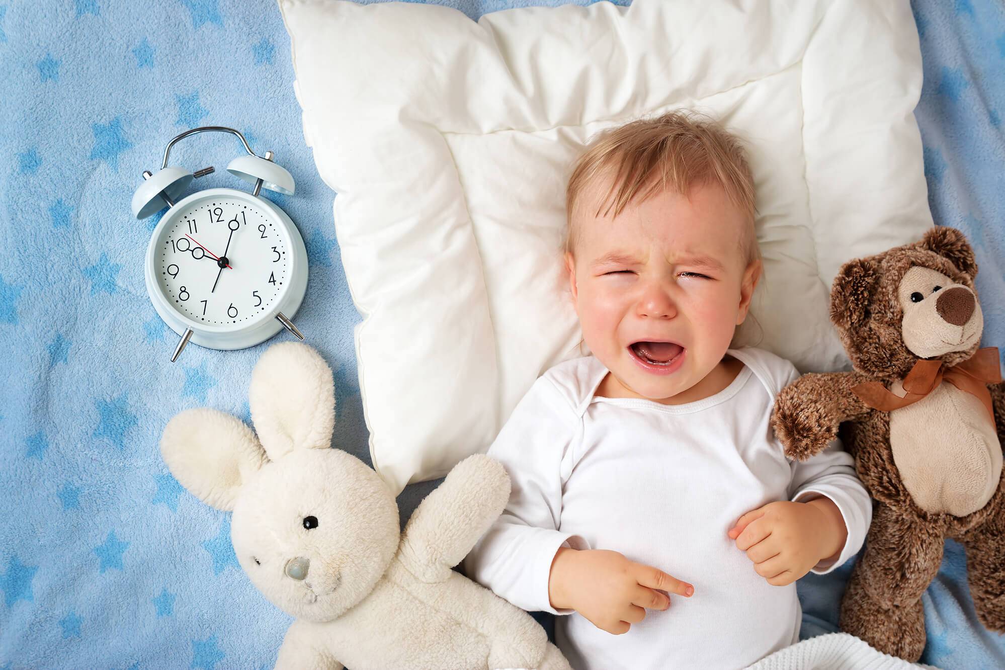 Ребенок плачет перед сном: причина плача у грудничка перед засыпанием