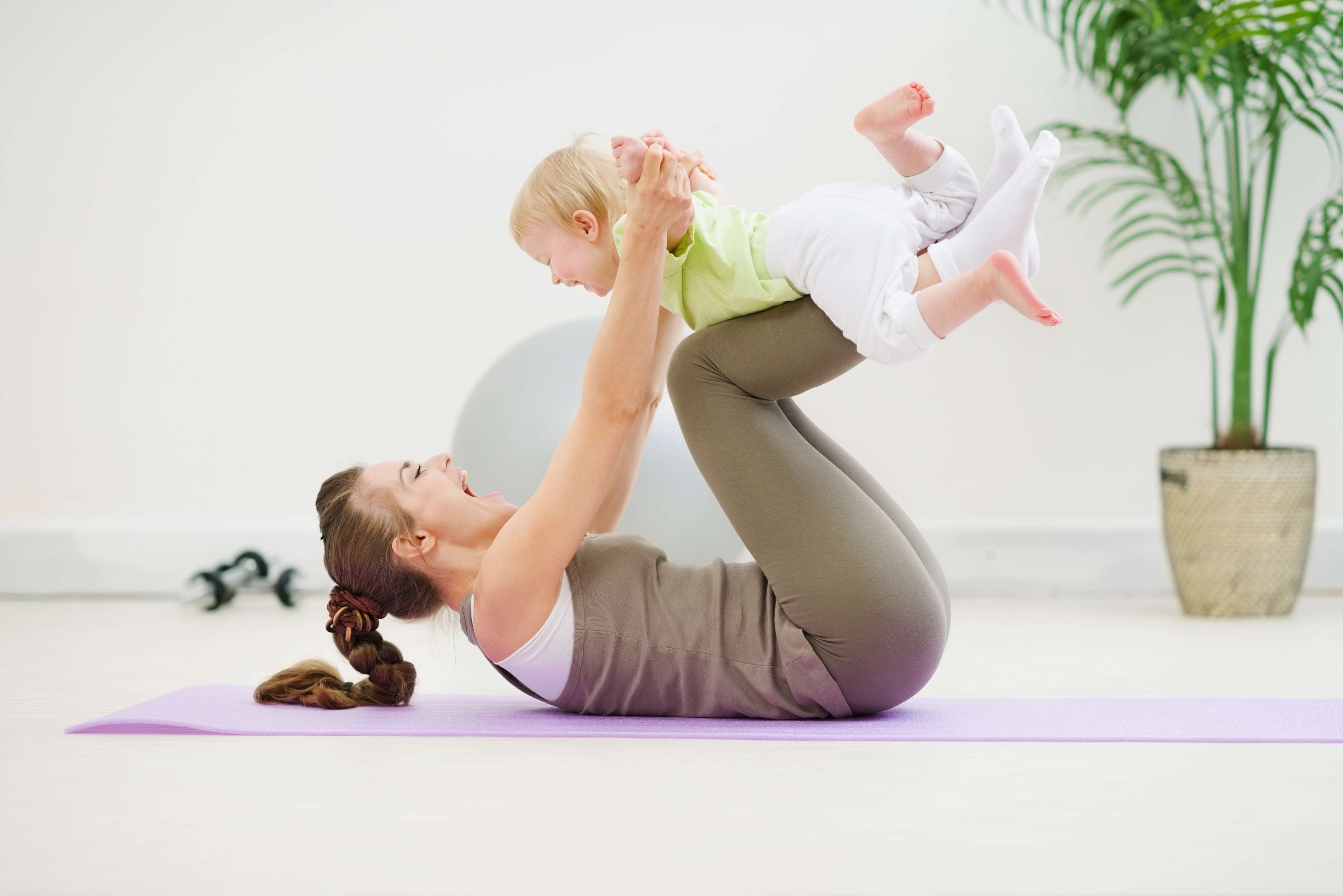 Фитнес с малышом: как заниматься правильно дома
