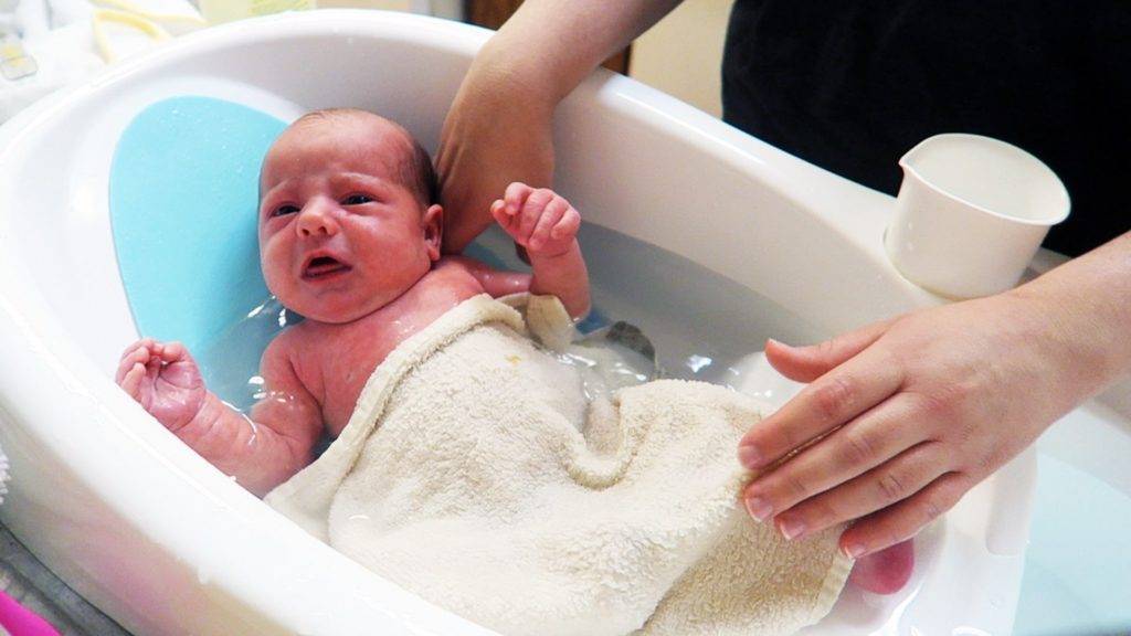 Как мыть голову новорожденному ребенку: основные правила
