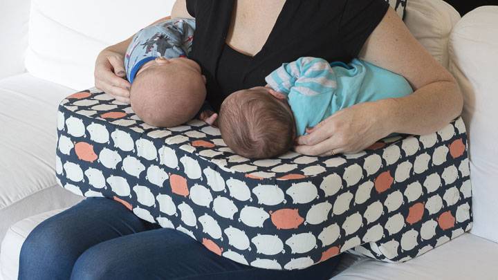 Как ухаживать за новорожденными близнецами