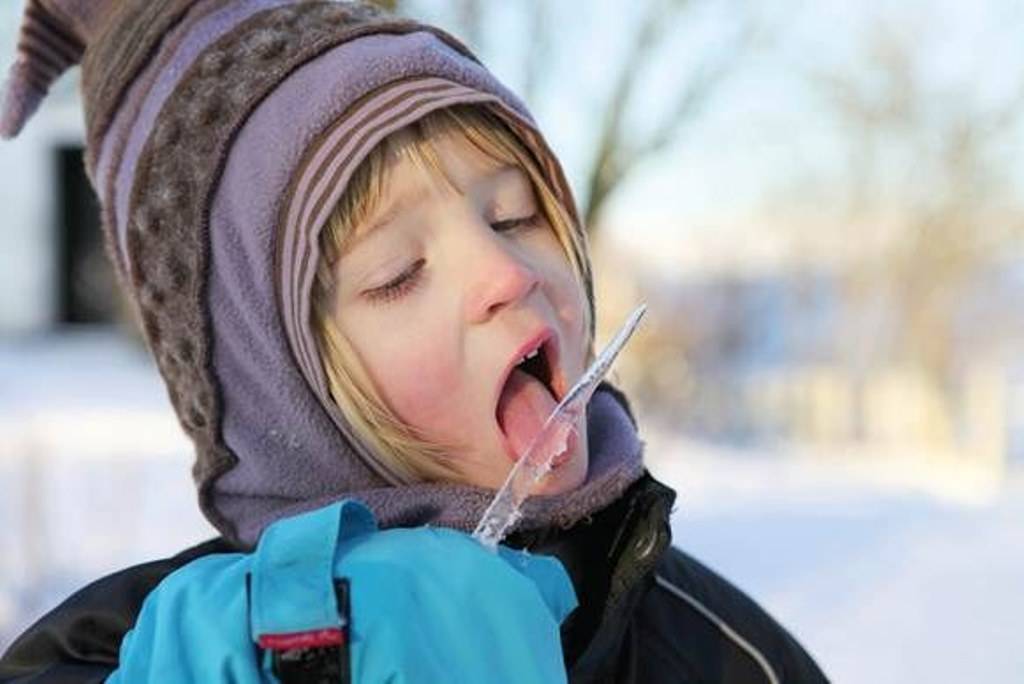 7 способов как отучить ребенка есть снег. так ли он вреден?️??