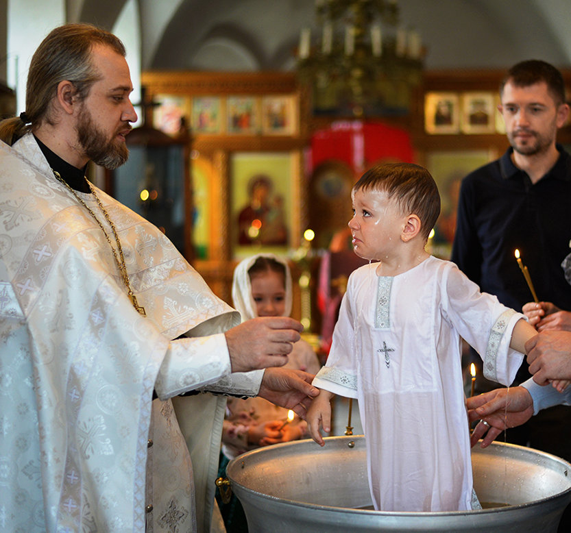 Можно крестить ребенка некрещеной. Крещение ребенка. Дети в церкви. Крещение в церкви. Крещение младенца в церкви.