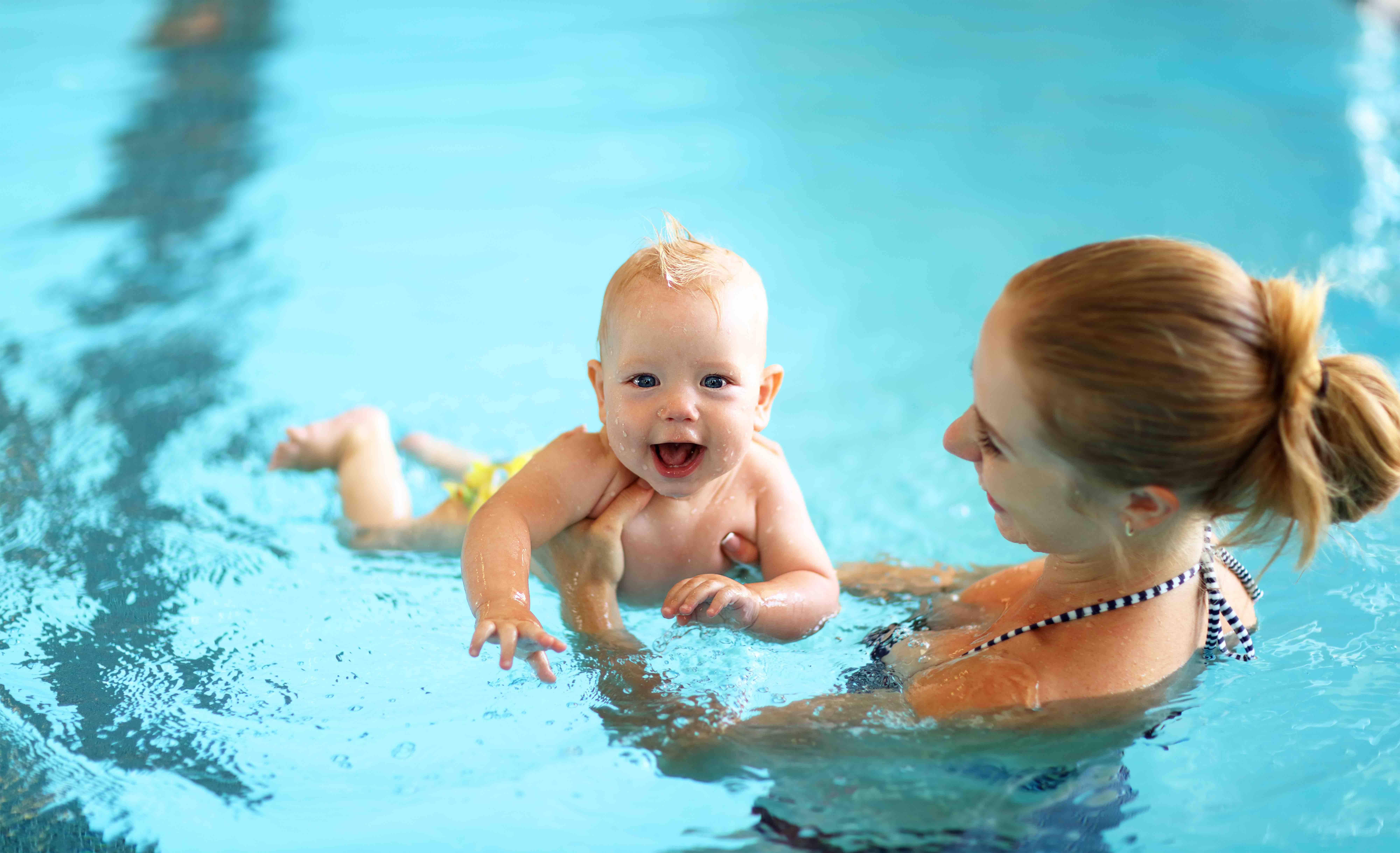 Учить купаться. Грудничковое плавание Aqua Baby. Дети в бассейне. Маленький бассейн для детей. Младенец в бассейне.