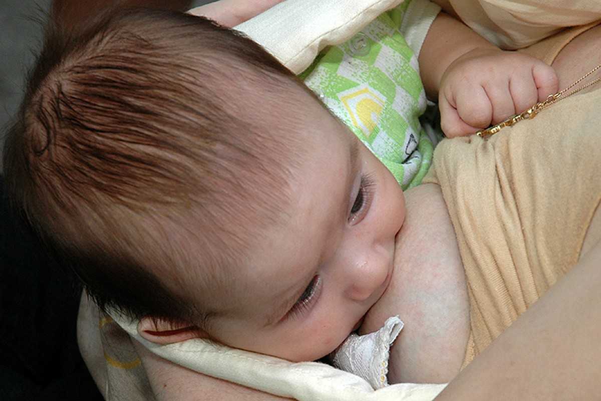 Болит живот у новорожденного: почему он беспокоит грудного ребенка и что делать в домашних условиях, чтобы ему помочь?