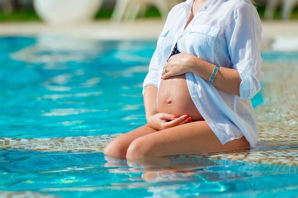 Можно ли беременным ездить на море, купаться в речке, озере, бассейне, горячих источниках: положительные и отрицательные стороны