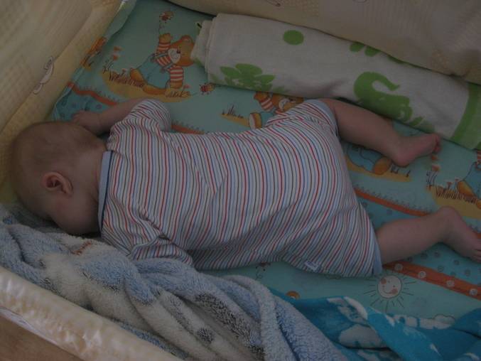 Можно ли грудничку спать на животе и ещё 5 поз для сна вашего малыша