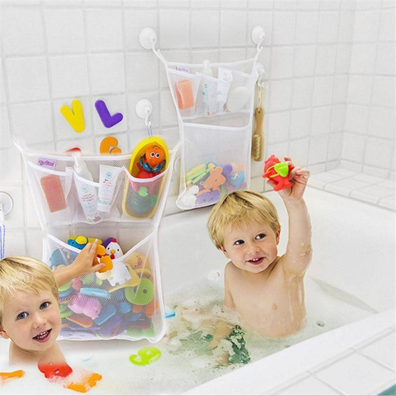 Ребенок в ванной комнате. Ванная для малыша. Ванные принадлежности для детей. Детский столик для ванной. Детские игрушки в ванну на присосках.