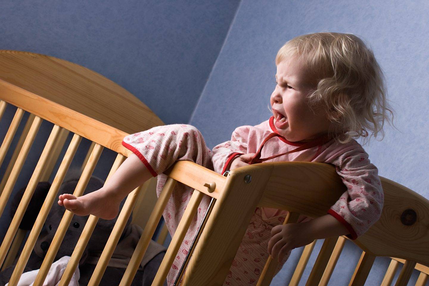 Почему ребенок часто просыпается ночью с истерикой, плачет, кричит