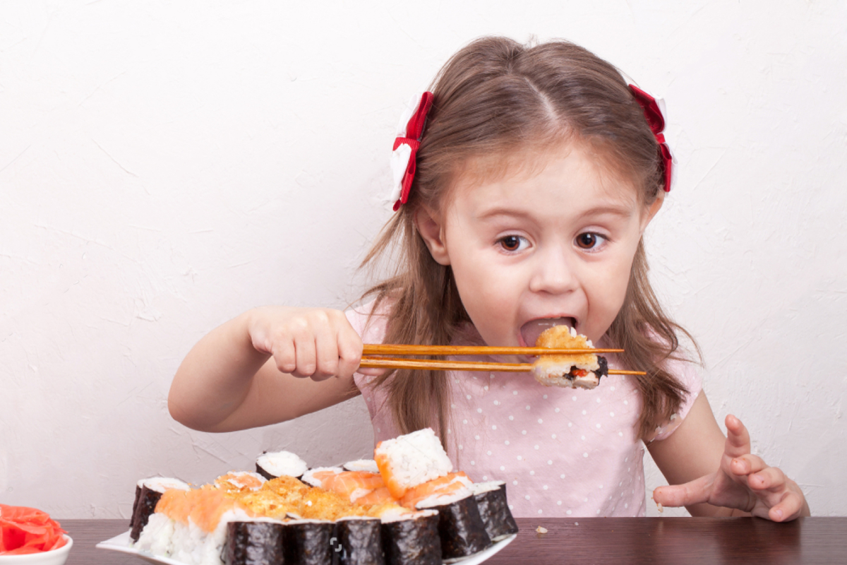 Eating sushi. Дети и роллы. Семья ест роллы. Дети едят роллы. Кушают роллы.