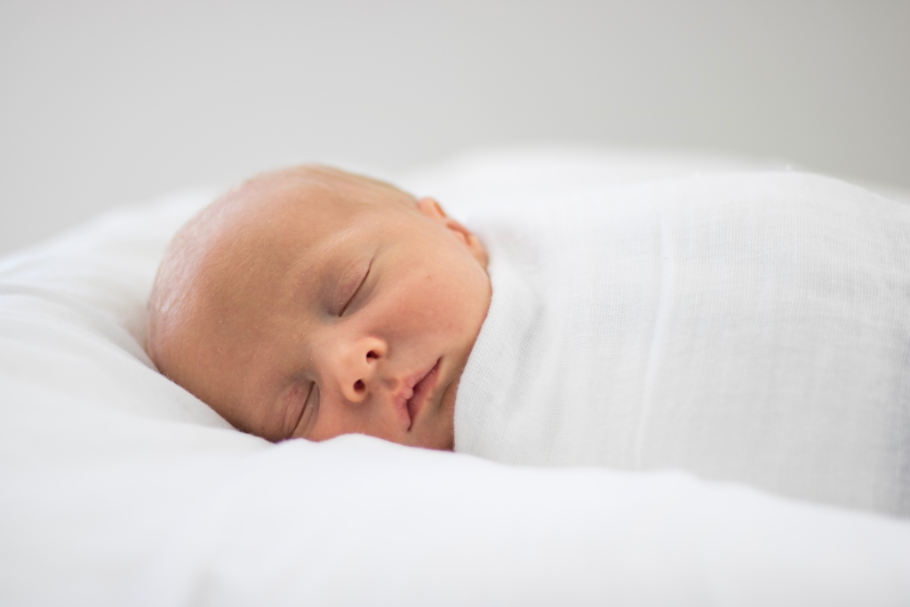 Ребёнок вздрагивает во сне новорожденный. Новорожденный всхлипывает. Новорожденный плачет во сне. Сон плач младенца