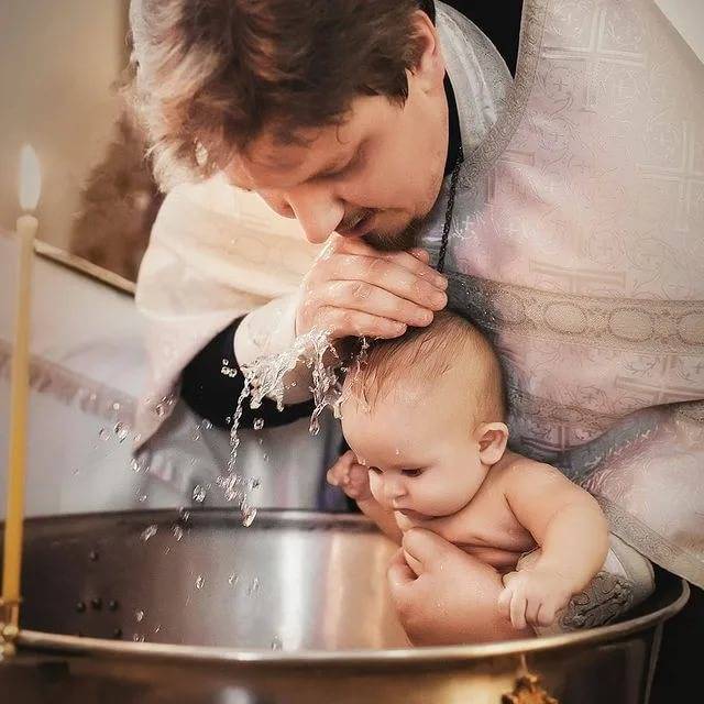 Можно крестить ребенка на пасху. Крещение младенца. Крещение ребенка картинки красивые. Крестят Эстетика.