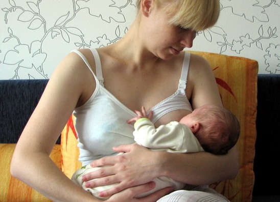 Различные позы для кормления грудью новорожденного